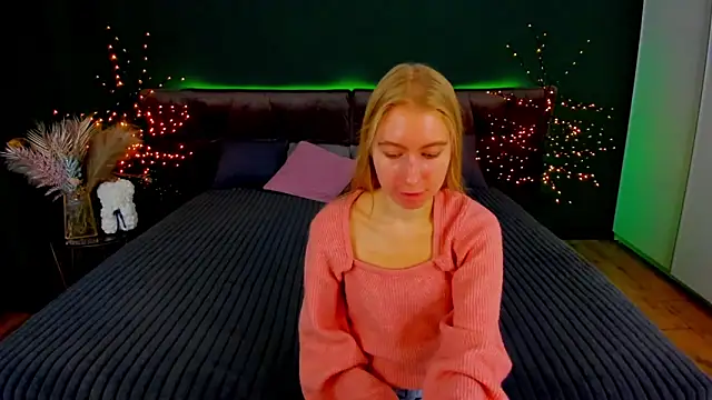 Snapshot of Alina_Blonde chatting on October 18, 2025, 5:42 am Alina Blonde online show from October 18, 2025, 5:42 am