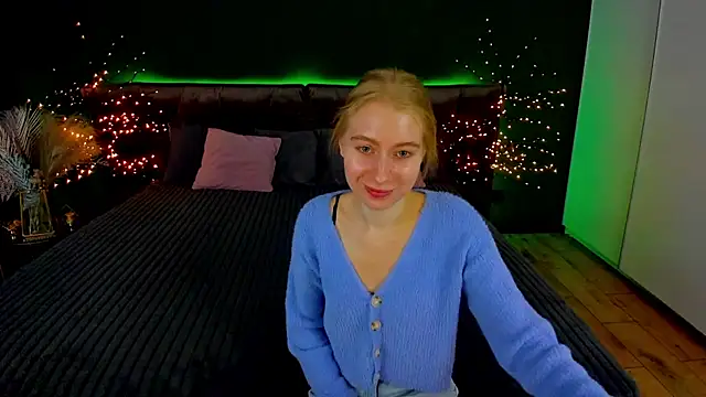 Snapshot of Alina_Blonde chatting on September 20, 2025, 5:45 am Alina Blonde online show from September 20, 2025, 5:45 am