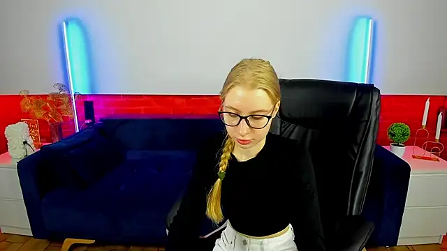 Snapshot of Alina_Blonde chatting on September 30, 2025, 5:35 am Alina Blonde online show from September 30, 2025, 5:35 am