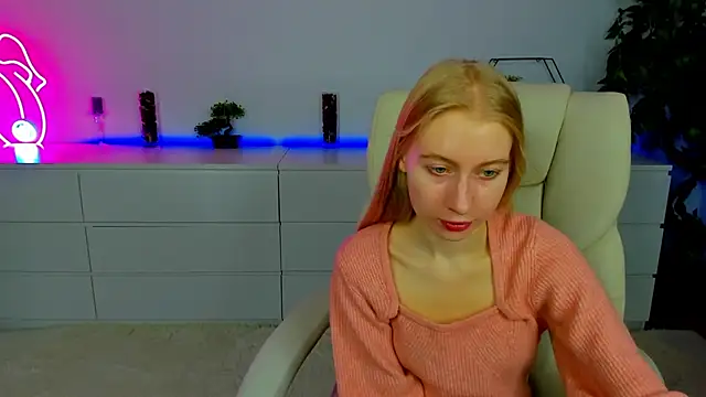 Snapshot of Alina_Blonde chatting on October 14, 2025, 5:41 am Alina Blonde online show from October 14, 2025, 5:41 am