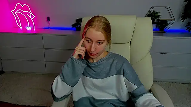 Snapshot of Alina_Blonde chatting on September 26, 2025, 5:36 am Alina Blonde online show from September 26, 2025, 5:36 am