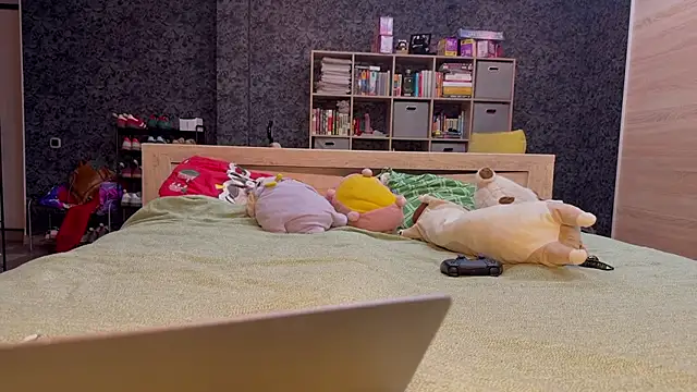 AzureEyes online show from December 18, 2025, 3:38 pm