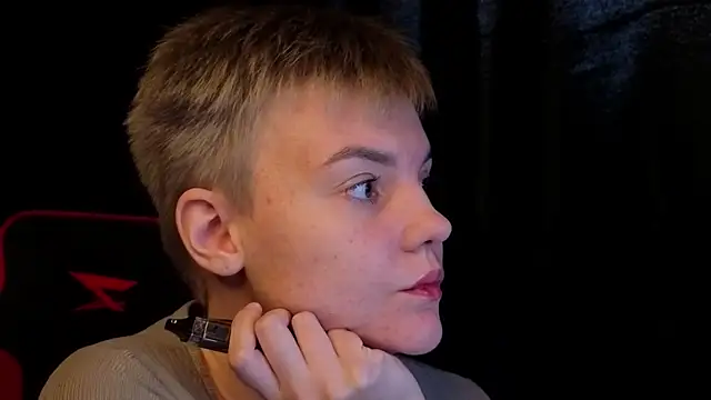 Snapshot of KrisNeal chatting on October 22, 2025, 9:09 am KrisNeal online show from October 22, 2025, 9:09 am