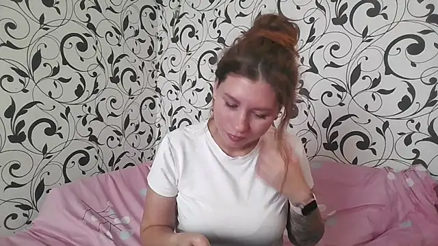 Snapshot of YourEmilie chatting on October 8, 2025, 8:05 am YourEmilie online show from October 8, 2025, 8:05 am