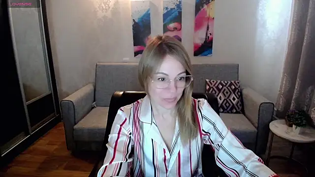 Snapshot of shy_hot_cat chatting on October 21, 2025, 6:24 am shy hot cat online show from October 21, 2025, 6:24 am