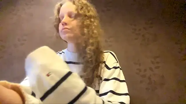 Snapshot of GlyndaCaver chatting on October 19, 2025, 11:13 am GlyndaCaver online show from October 19, 2025, 11:13 am