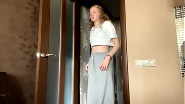 Snapshot of GlyndaCaver chatting on October 12, 2025, 12:28 pm GlyndaCaver online show from October 12, 2025, 12:28 pm