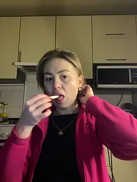 Snapshot of MartaLuna_ chatting on February 19, 2026, 7:33 pm MartaLuna online show from February 19, 2026, 7:33 pm