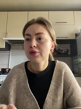 Snapshot of MartaLuna_ chatting on February 9, 2026, 9:51 am MartaLuna online show from February 9, 2026, 9:51 am