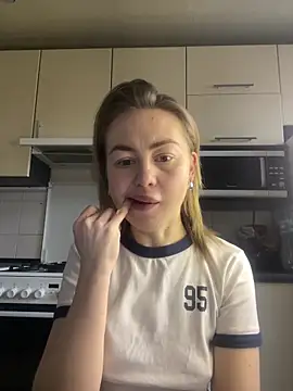 Snapshot of MartaLuna_ chatting on February 25, 2026, 10:48 am MartaLuna online show from February 25, 2026, 10:48 am