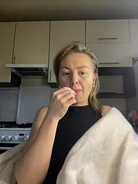 Snapshot of MartaLuna_ chatting on February 3, 2026, 2:22 pm MartaLuna online show from February 3, 2026, 2:22 pm