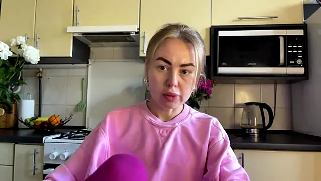 MartaLuna  online show from May 31, 2026, 1:06 pm