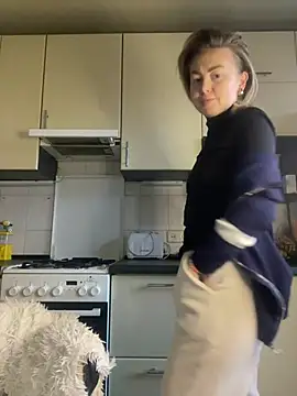 Snapshot of MartaLuna_ chatting on February 4, 2026, 2:12 pm MartaLuna online show from February 4, 2026, 2:12 pm