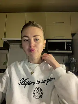 Snapshot of MartaLuna_ chatting on February 28, 2026, 6:40 pm MartaLuna online show from February 28, 2026, 6:40 pm