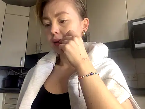 MartaLuna  online show from January 7, 2026, 9:47 am