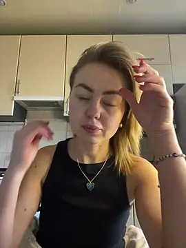 Snapshot of MartaLuna_ chatting on February 27, 2026, 12:16 pm MartaLuna online show from February 27, 2026, 12:16 pm