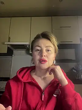 Snapshot of MartaLuna_ chatting on February 5, 2026, 10:27 pm MartaLuna online show from February 5, 2026, 10:27 pm