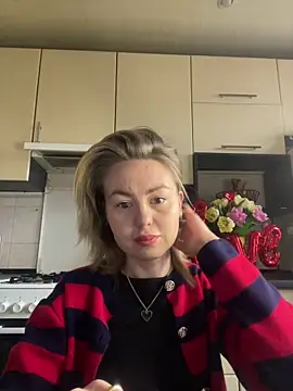 Snapshot of MartaLuna_ chatting on February 14, 2026, 1:44 pm MartaLuna online show from February 14, 2026, 1:44 pm