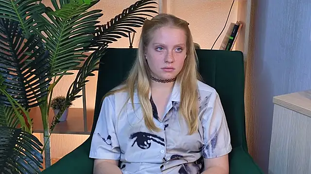 LeighannProo online show from September 15, 2025, 12:49 pm