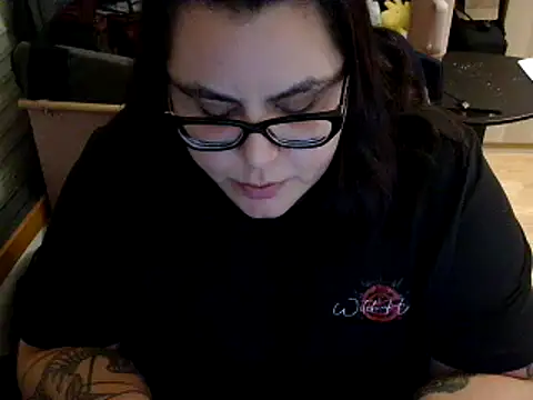 Snapshot of Eli_BBW chatting on November 4, 2025, 12:47 am Eli BBW online show from November 4, 2025, 12:47 am