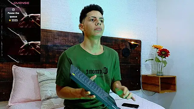 Snapshot of JhosuaVega chatting on October 4, 2025, 2:24 am JhosuaVega online show from October 4, 2025, 2:24 am