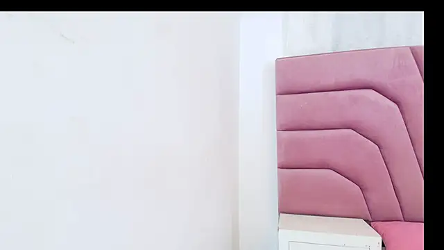 miajhonsonx online show from March 26, 2026, 3:32 pm