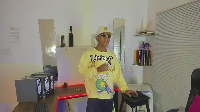 Snapshot of xxKamadevaxx chatting on February 4, 2026, 12:33 pm xxKamadevaxx online show from February 4, 2026, 12:33 pm