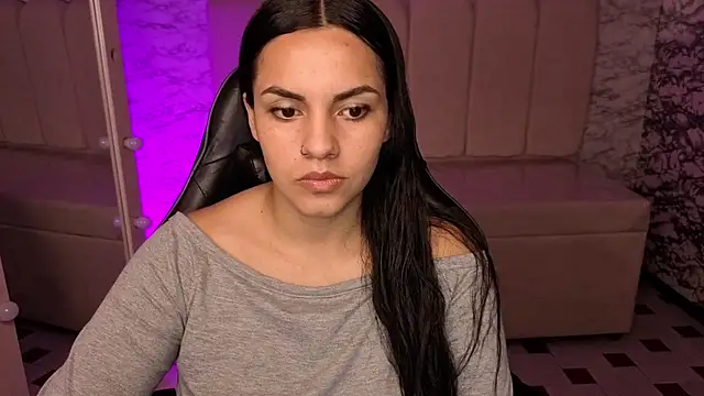 Mialover v online show from October 6, 2025, 8:09 pm