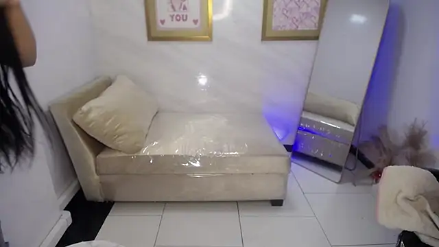 Mialover v online show from November 7, 2025, 8:13 pm