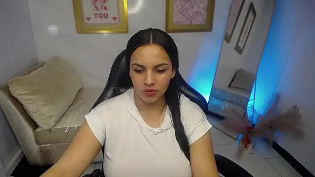 Mialover v online show from October 24, 2025, 8:19 pm