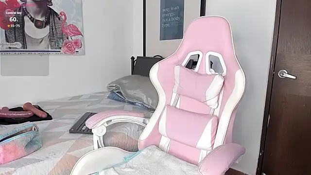 Lhia  online show from October 7, 2025, 6:09 pm