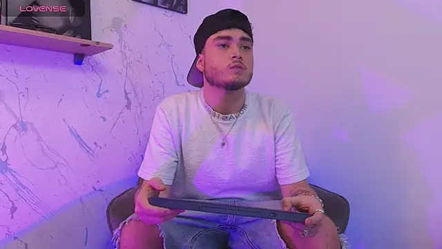 SALVATORE MULLER1 online show from November 3, 2025, 10:02 pm