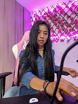 RaquelOficial online show from October 24, 2025, 11:20 am