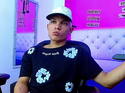 Snapshot of EL_VENEZOLANO_22CM chatting on October 11, 2025, 4:46 am EL VENEZOLANO 22CM online show from October 11, 2025, 4:46 am