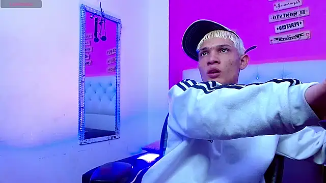 Snapshot of EL_VENEZOLANO_22CM chatting on October 17, 2025, 5:22 am EL VENEZOLANO 22CM online show from October 17, 2025, 5:22 am