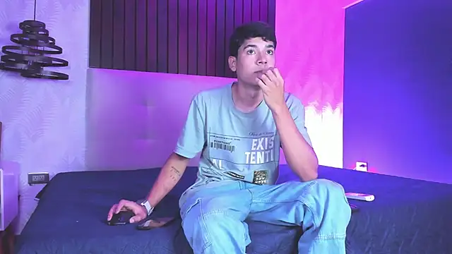 Snapshot of SandroVeyra chatting on September 29, 2025, 8:03 pm SandroVeyra online show from September 29, 2025, 8:03 pm