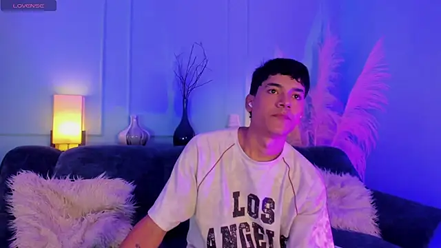 Snapshot of SandroVeyra chatting on November 4, 2025, 1:31 am SandroVeyra online show from November 4, 2025, 1:31 am