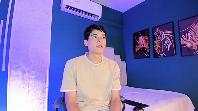 Snapshot of SandroVeyra chatting on October 21, 2025, 12:43 am SandroVeyra online show from October 21, 2025, 12:43 am