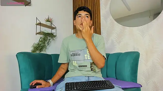 Snapshot of SandroVeyra chatting on September 26, 2025, 8:16 pm SandroVeyra online show from September 26, 2025, 8:16 pm