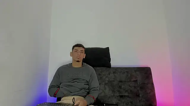 Snapshot of maykel_and_mike chatting on October 14, 2025, 9:54 am maykel and mike online show from October 14, 2025, 9:54 am