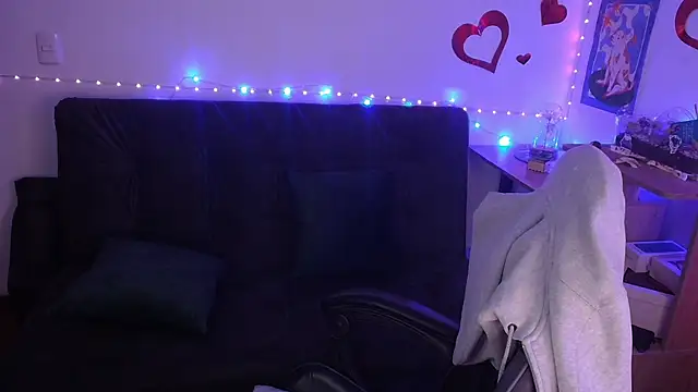 Miacatsito3 online show from April 17, 2026, 4:04 am