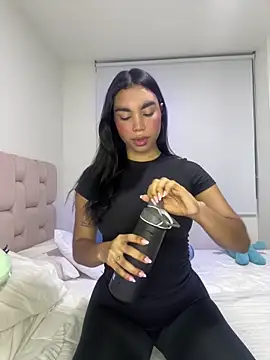 karolaalcendra online show from March 1, 2026, 12:32 am