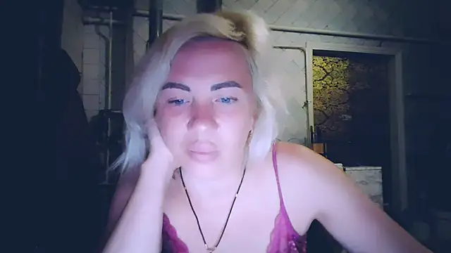 EmmaCat  online show from May 28, 2026, 8:15 pm