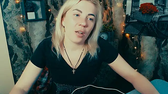 EmmaCat  online show from December 17, 2025, 6:24 pm