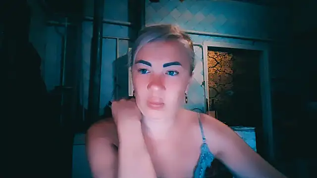 Snapshot of EmmaCat_ chatting on July 8, 2026, 5:19 am EmmaCat online show from July 8, 2026, 5:19 am