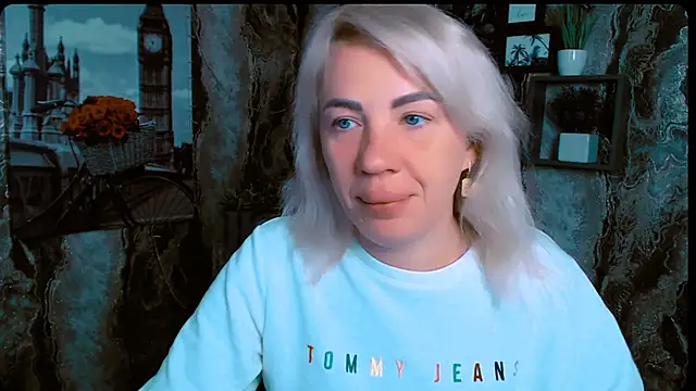 Snapshot of EmmaCat_ chatting on October 2, 2025, 5:00 am EmmaCat online show from October 2, 2025, 5:00 am