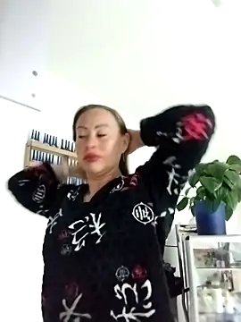 Snapshot of LaraCaliente chatting on October 4, 2025, 8:27 am LaraCaliente online show from October 4, 2025, 8:27 am