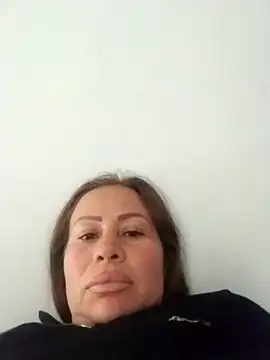 LaraCaliente online show from January 6, 2026, 8:02 pm