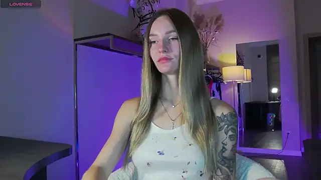 Snapshot of Melloudy chatting on October 4, 2025, 5:42 am Melloudy online show from October 4, 2025, 5:42 am