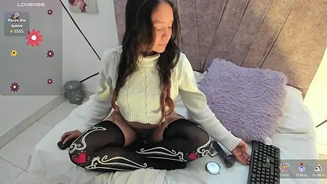 Snapshot of Julieta_Lein chatting on October 28, 2025, 11:47 pm Julieta Lein online show from October 28, 2025, 11:47 pm